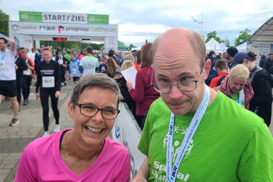 Goitzsche Marathon 2024_Katrin und Paul nach dem Zieleinlauf - Foto: SOSA